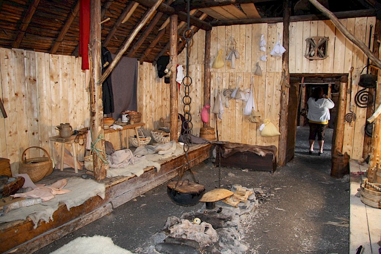 Interieur langhuis in L'Anse aux Meadows, Newfoundland.