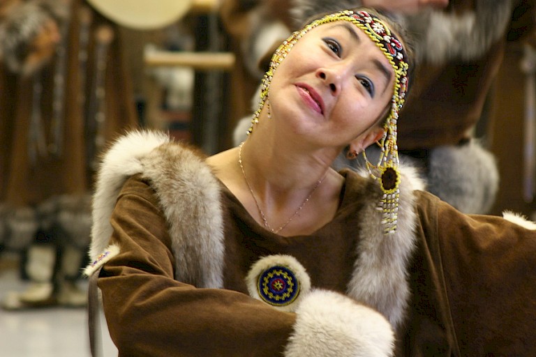 Dame van de dansgroep die traditionele dansen uitvoert.