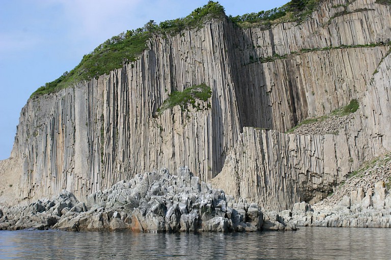 Basaltkliffen in het zuiden van Kunashir, Koerilen, Rusland.