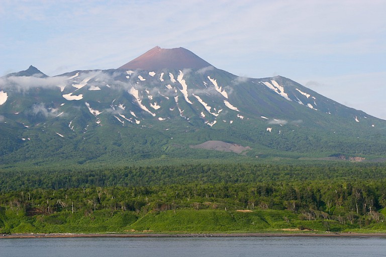 Actieve vulkaan (Tyatya 1.819m) op Kunashir, Koerilen, Rusland.