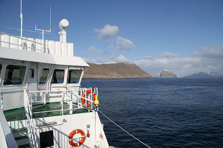 De ferry van Tórshavn naar Sandoy.