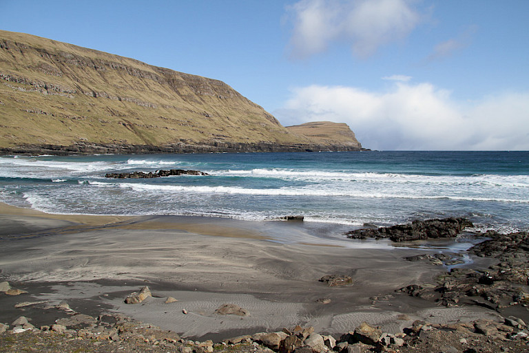 Een van de zandstranden op Sandoy.