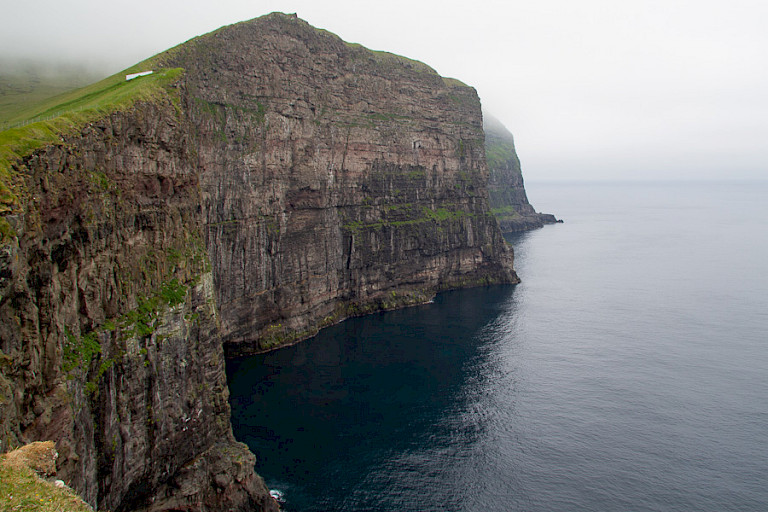 Kliffen aan de kust van Mykines.