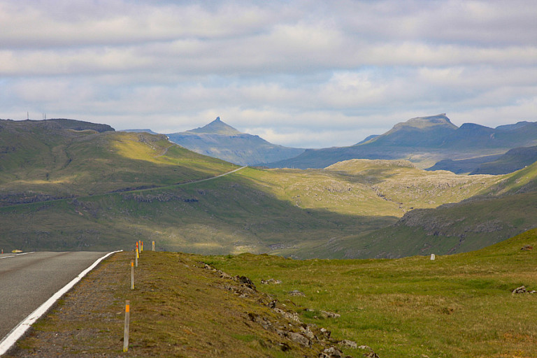 Weg van Vágar naar Tórshavn over de bergen.