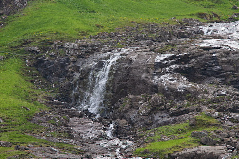 Watervallen, klein en groot, zijn op alle eilanden te vinden.