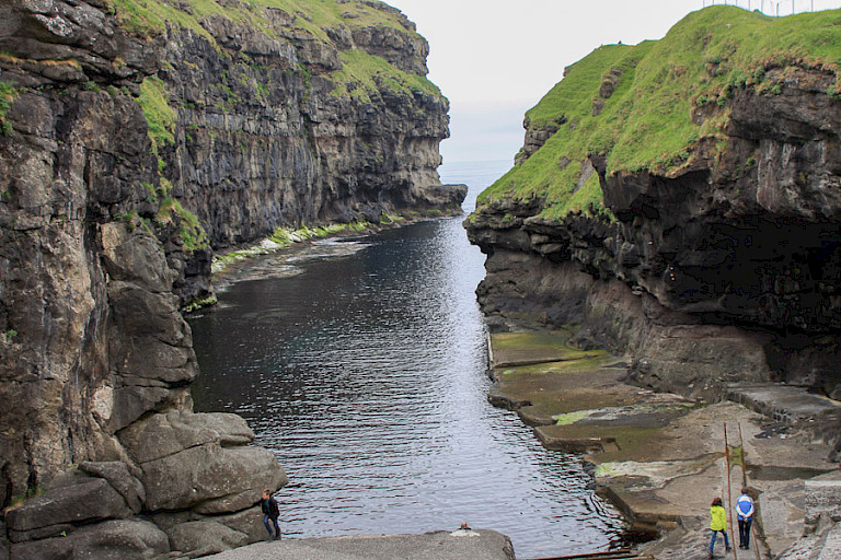 Beschutte baai bij Saksun (Streymoy).