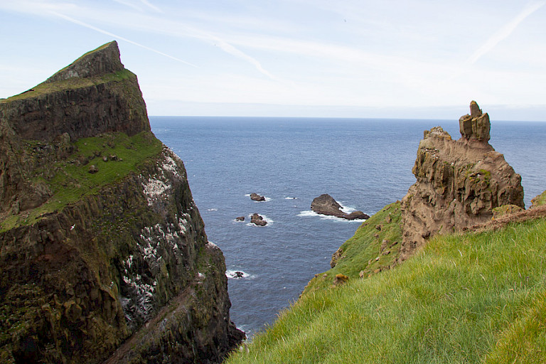 Kliffen van Mýkines met zeevogelkolonie.