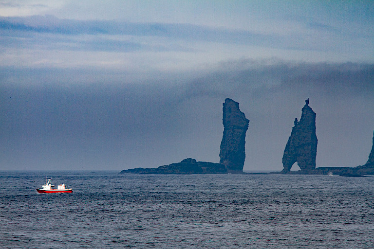 De rotspilaren Risin en Kellingin voor de kust bij Eiði.