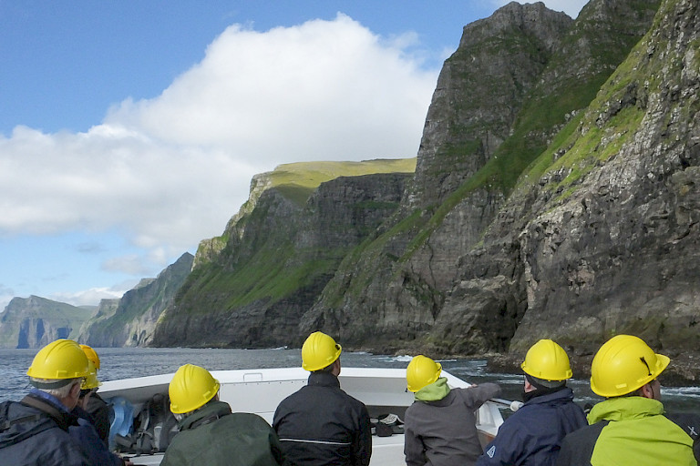Boottocht langs de kliffen bij Vestmanna.