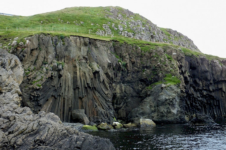 Ruige kustlijn van Suðeroy.