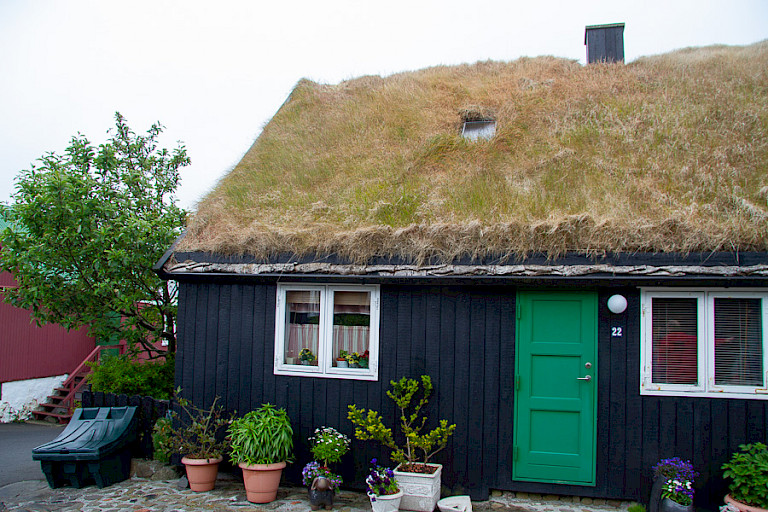 Traditioneel huis met grasdak in Tórshavn.