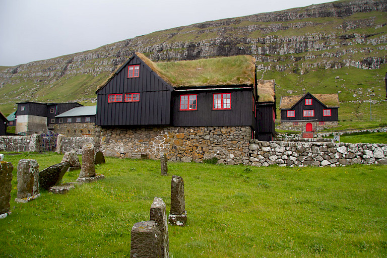 Boerderij met kerkhof op Sandoy.