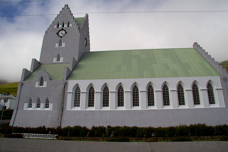 De mooie kerk in Vágur op het eiland Suðeroy.