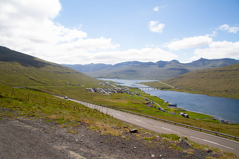 Uitzicht vanaf de bergweg van het vliegveld Vágar naar Tórshavn.