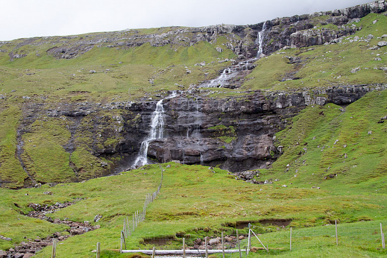 Een van de vele watervallen op de Færøer.