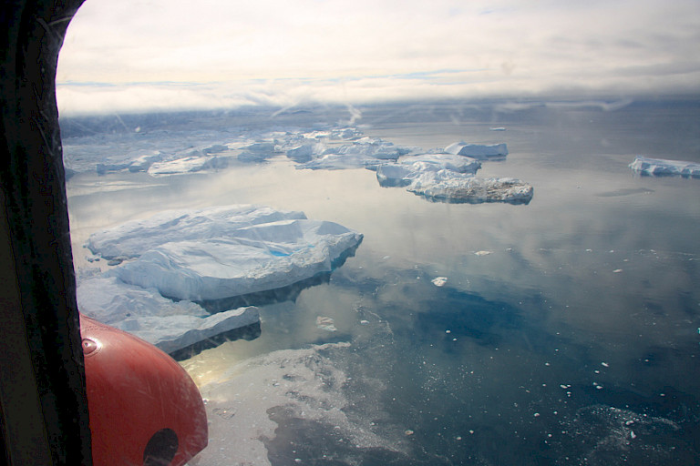 Uitzicht vanuit de helikopter op de Kangiafjord.