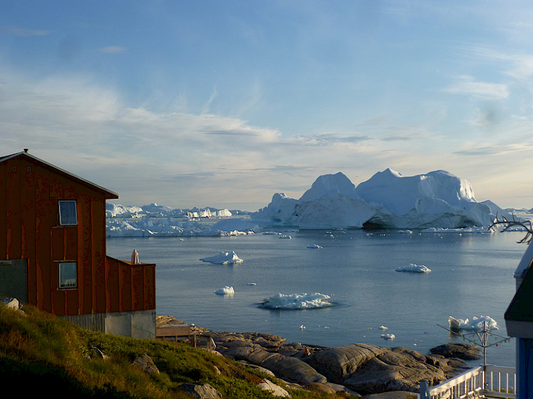 Enorme gestrande ijsbergen bij Ilulissat.