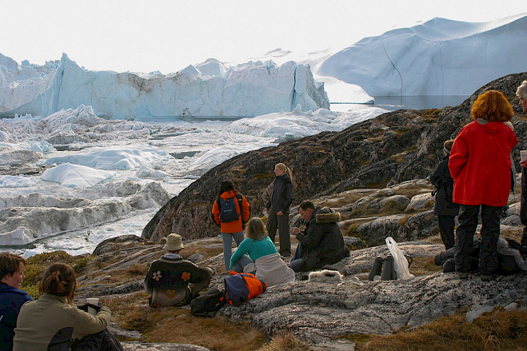 Wandelen naar Sermermiut om hier naar de grote, gestrande ijsbergen te kijken.