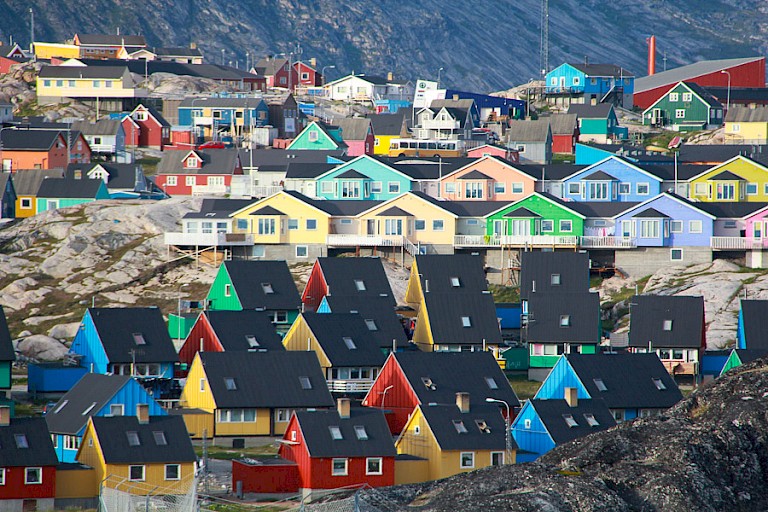 Kleurrijke huizen in Ilulissat.