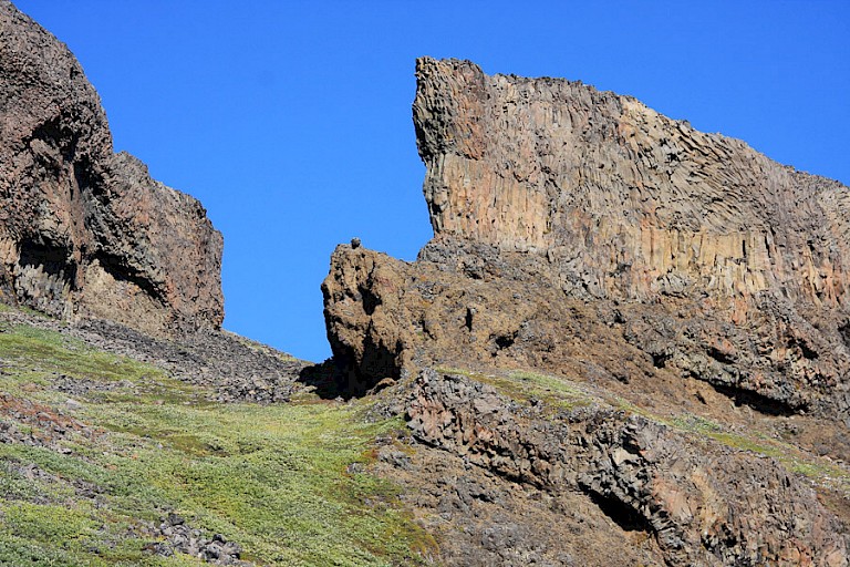 Het zuiden van Disko-eiland bestaat voornamelijk uit basalt.