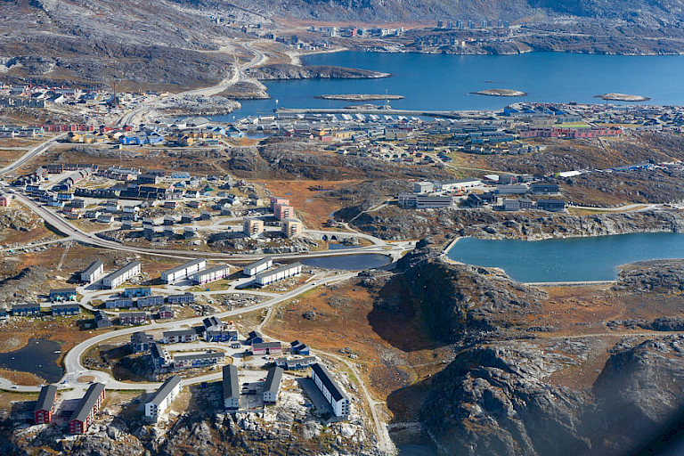 De hoofdstad Nuuk gezien vanuit het vliegtuig.