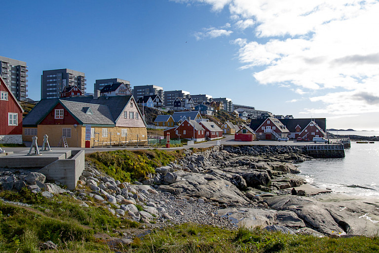 Traditioneel en modern Nuuk ontmoeten elkaar langs de kust.