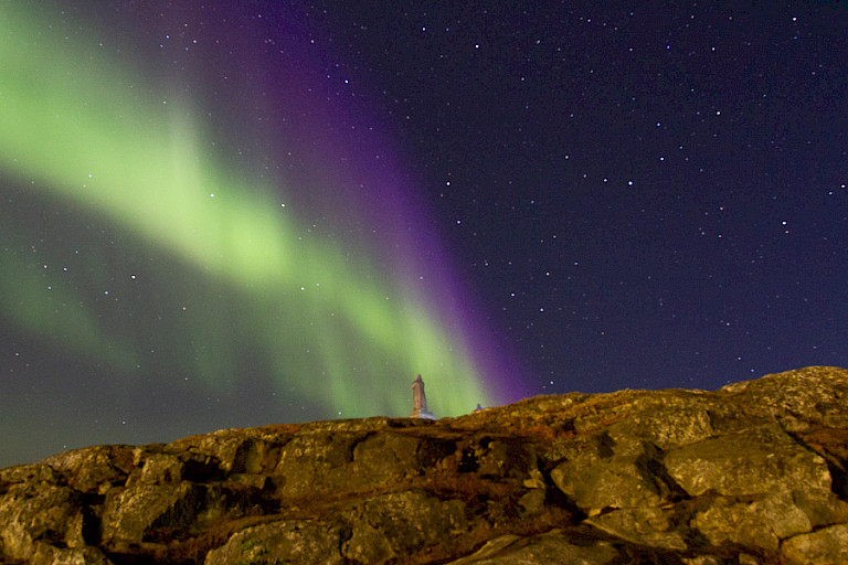 Standbeeld van Hans Egede onder het noorderlicht (Nuuk).