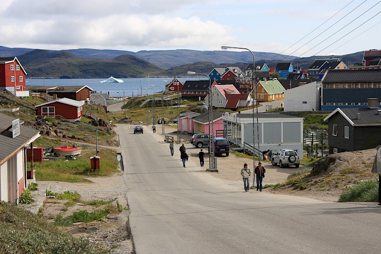 Straatje in Narsaq, Zuid-Groenland.