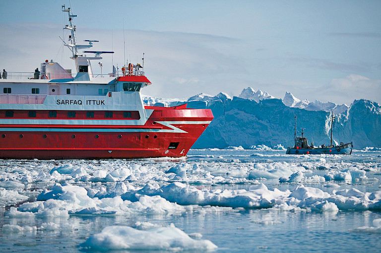 De veerboot Sarfaq Ittuk in het ijs bij Ilulissat.