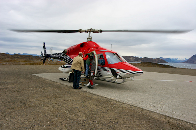 Van Kulusuk naar Tasiilaq is 15 min vliegen per helikopter.