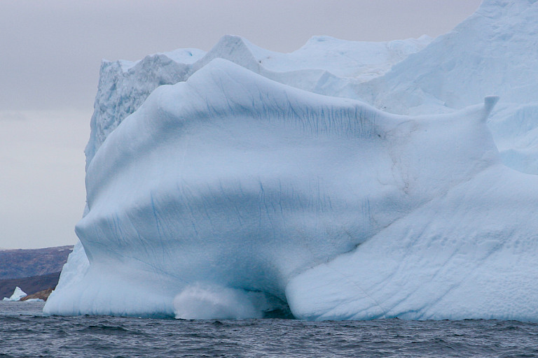 Immense ijsbergen drijven voor de kust van Tasiilaq langs.