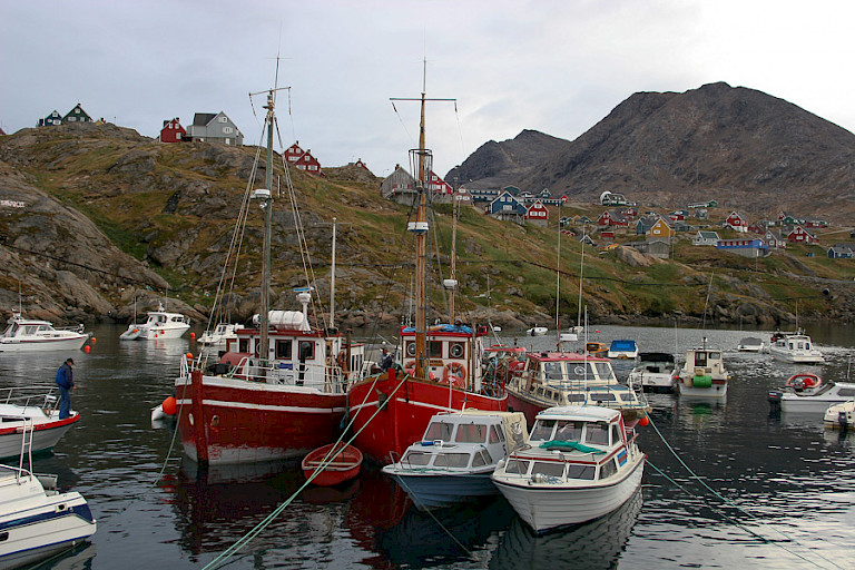 Het haventje van Tasiilaq ligt vol met vissersbootjes die soms ook voor excursies gebruikt worden.