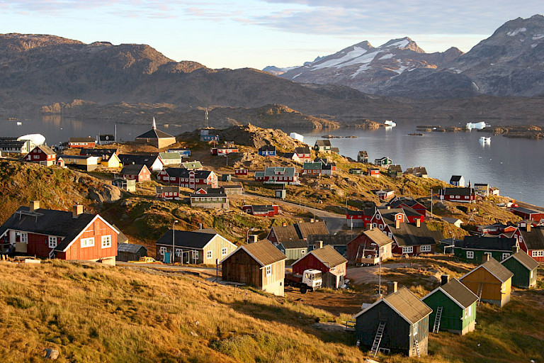 Tasiilaq bij zonsopgang.