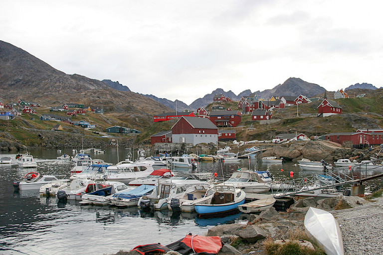 Het haventje van Tasiilaq met vissersbootjes en kajaks.