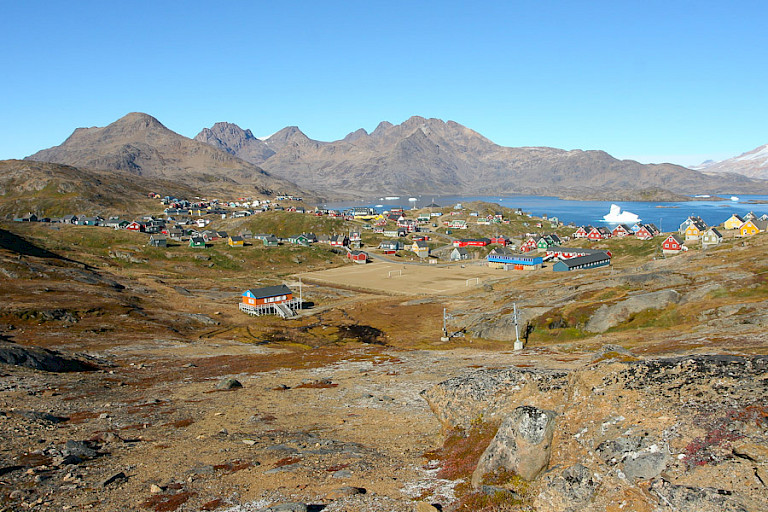 Tasiilaq vanuit de helikopter gezien.