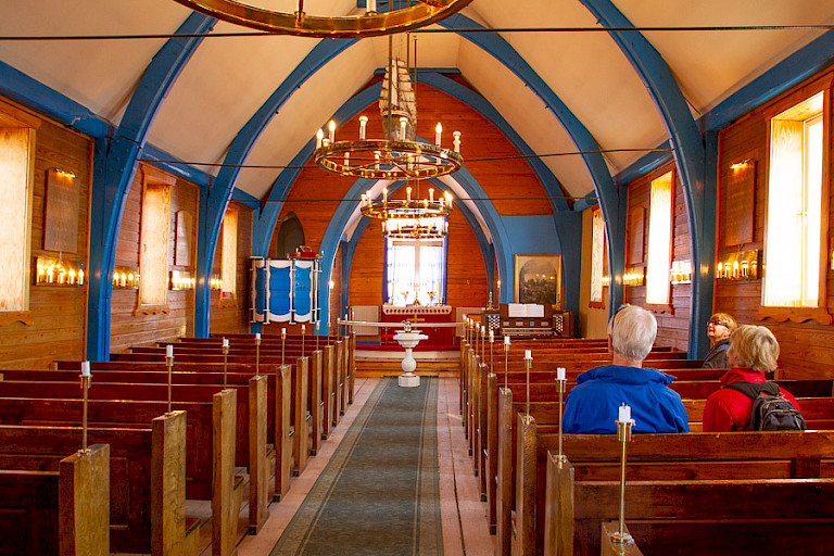 Het interieur van het plaatselijke kerkje.