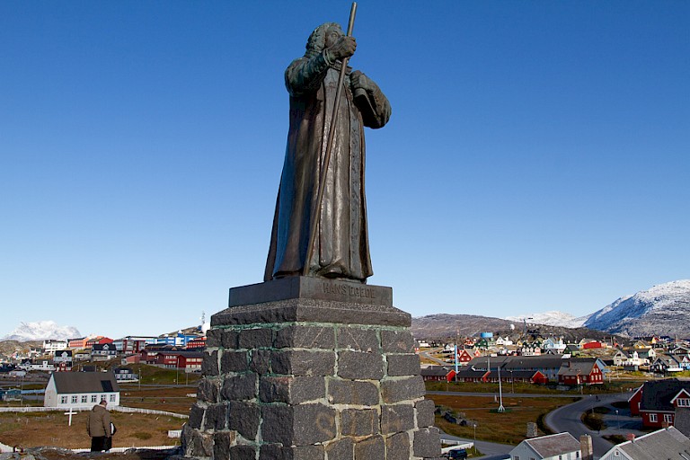 Standbeeld Hans Egede, de Deense priester die de grondlegger van de stad Nuuk is.