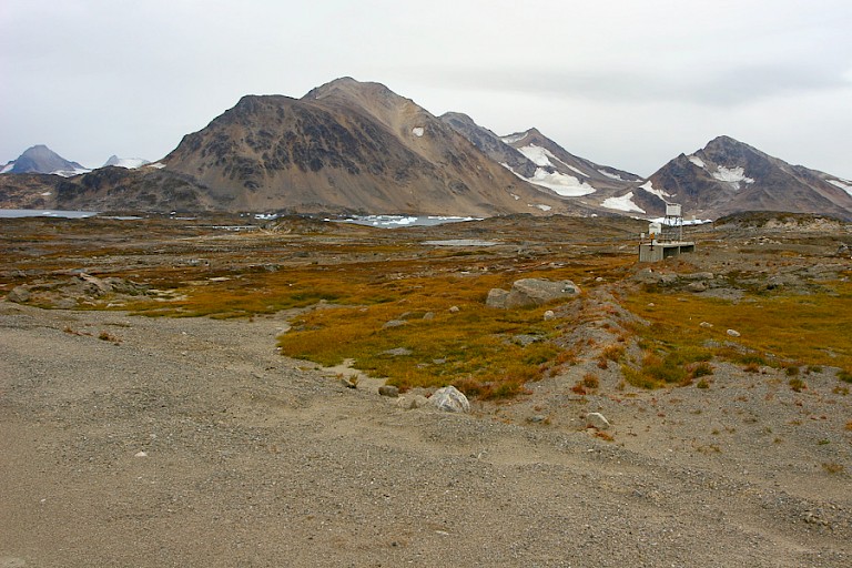 Toendra en bergruggen bij Kulusuk, Groenland.