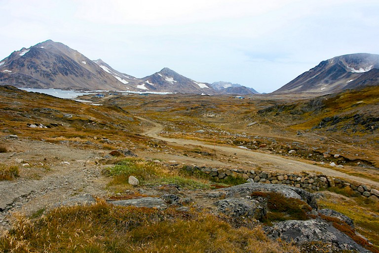 Karresporen leiden de bergen in.
