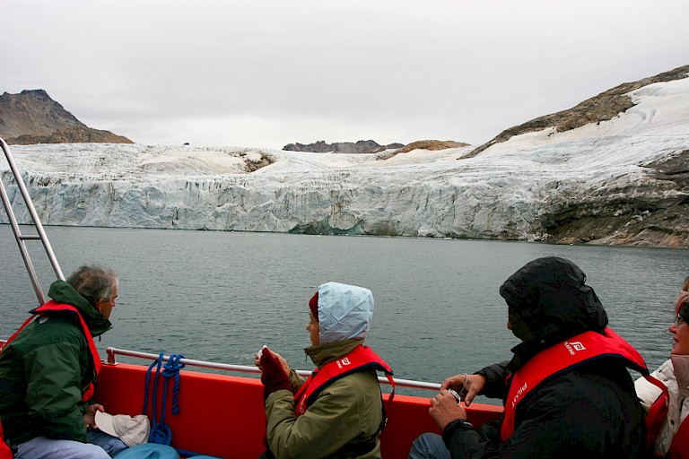 Met de boot langs gletsjerfronten.