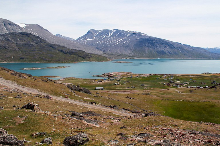 Uitzicht over het dorp Igaliku en het fjord, Zuid-Groenland