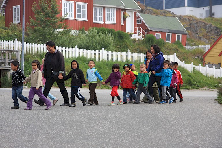 Schoolgaande kinderen in Qaqortoq, Zuid-Groenland.