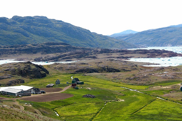 Uitzicht op de boerderij Silisit, de Sirmilikfjord en omgeving.