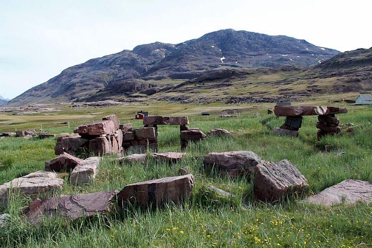 Overblijfselen van het stenen kerkje bij Garðar, Zuid-Groenland.