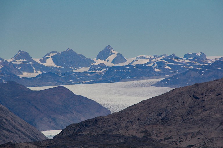 Uitzicht vanaf de bergen op de Qoorooqgletsjer, Narsarsuaq, Zuid-Groenland.