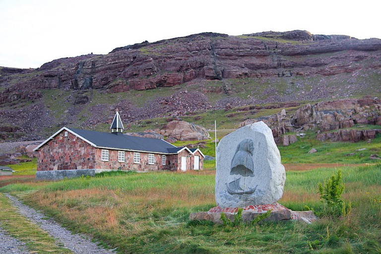 Kunstwerk en kerkje in Igaliku, Zuid-Groenland.
