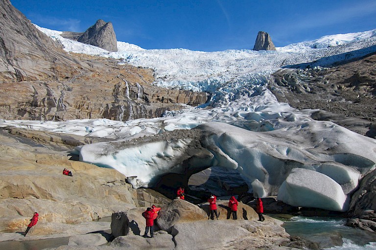 Aan land bij de gletsjer in de Tasermiutfjord.