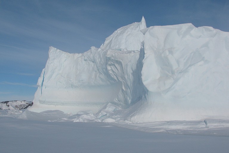 Grote ijsbergen zijn vastgevroren in de fjorden. Ittoqqortoormiit, Oost-Groenland. Foto: Floortje Dessing.