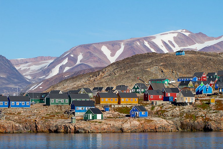 De nederzetting Ittoqqortoomiit ligt aan het immense fjordenstelsel Scoresby Sund.