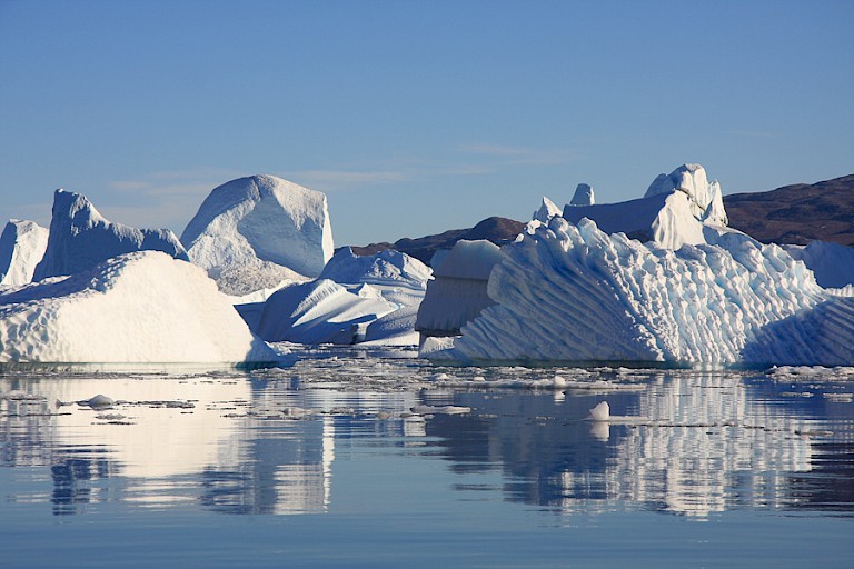 Diep verweerde ijsbergen in de Scoresby Sund.